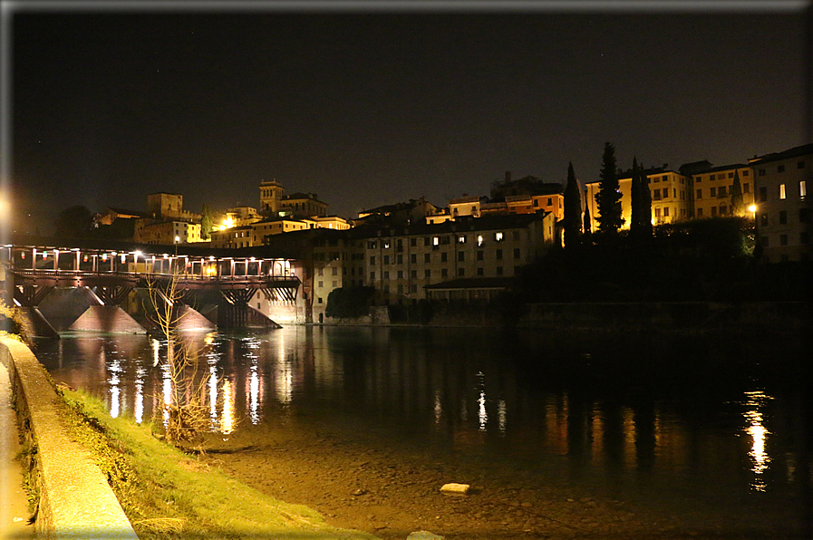 foto Bassano del Grappa di notte